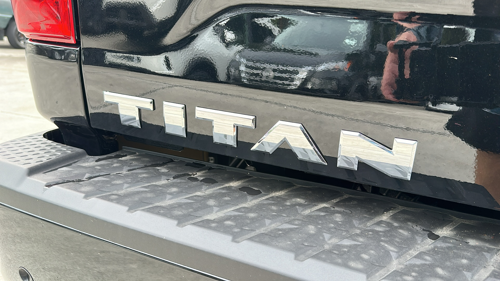 2024 Nissan Titan SV 10