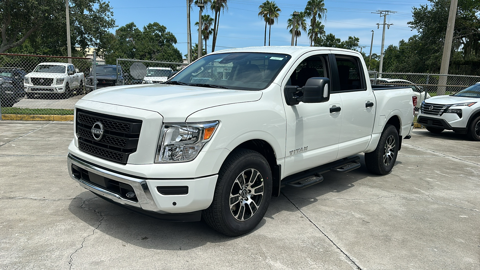 2024 Nissan Titan SV 4