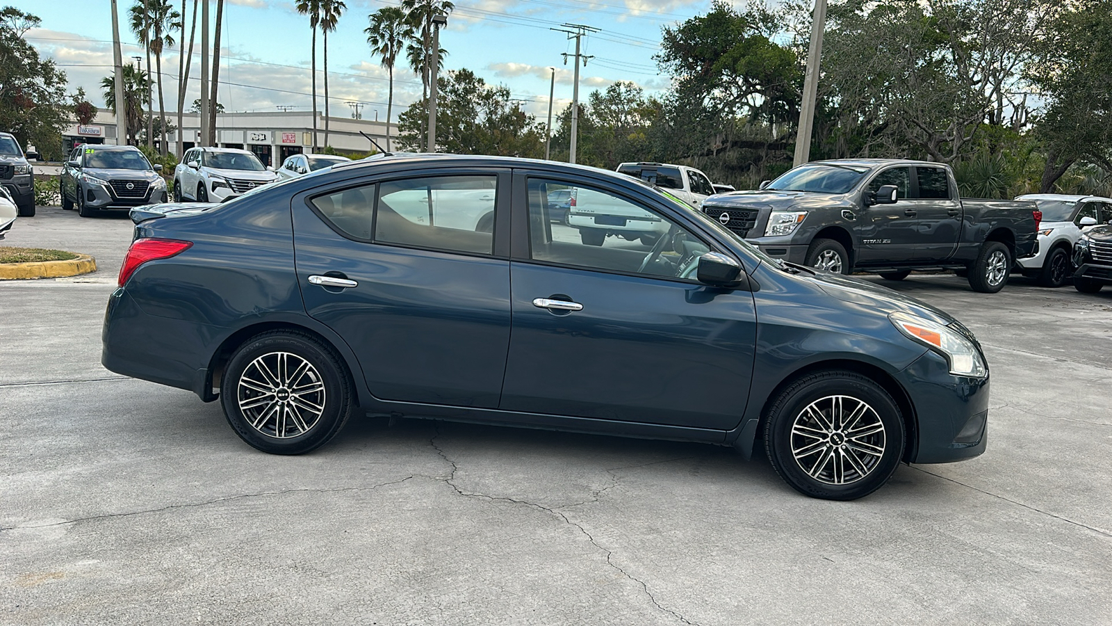 2015 Nissan Versa SV 8