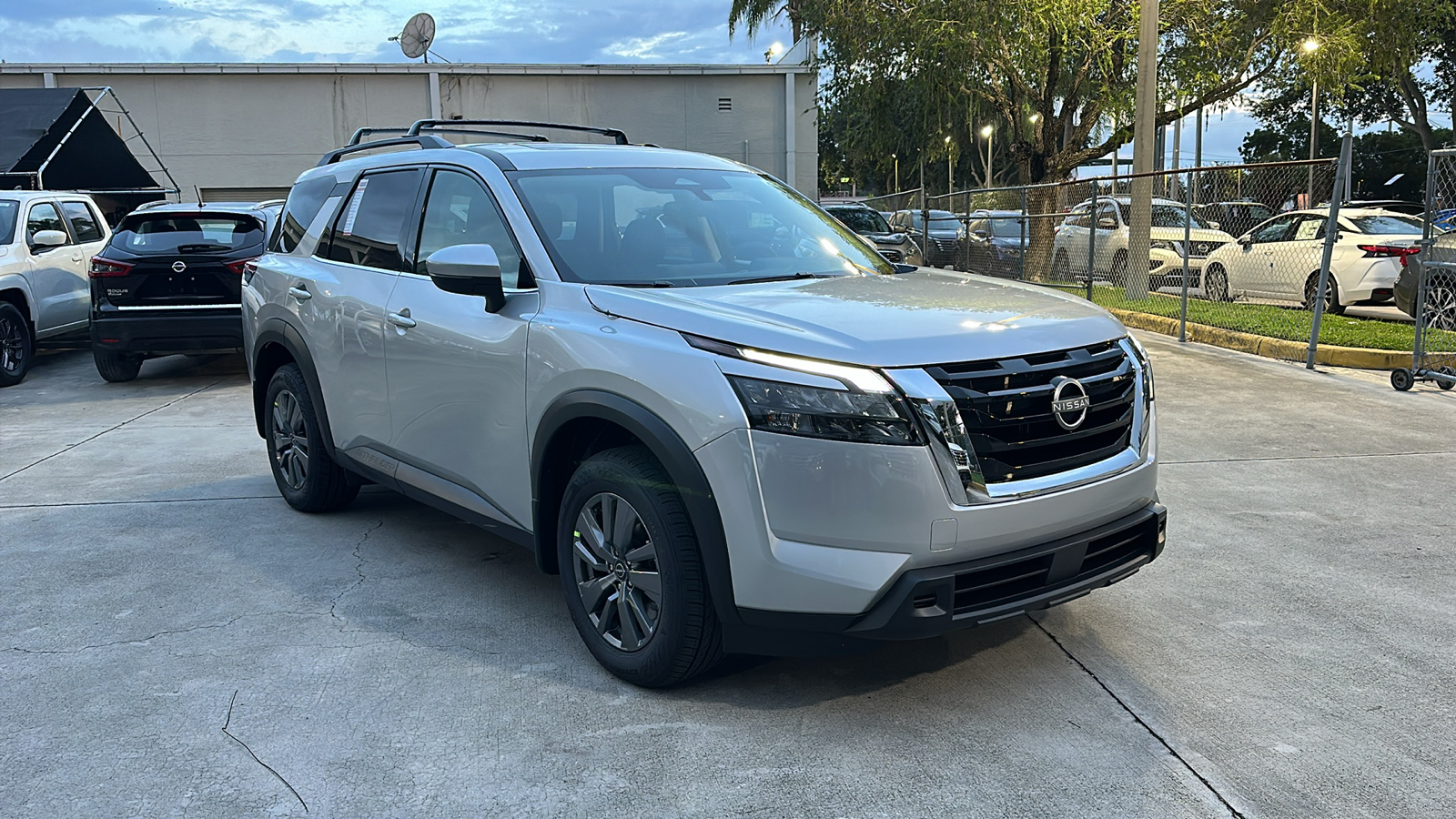 2024 Nissan Pathfinder SV 1