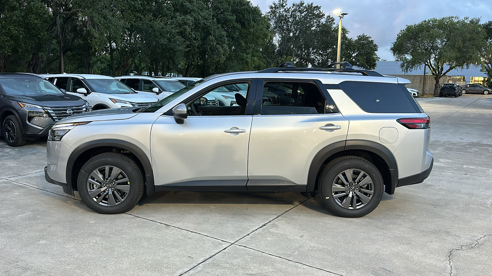 2024 Nissan Pathfinder SV 4