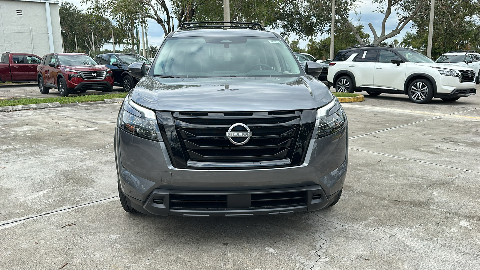 2024 Nissan Pathfinder SV 2