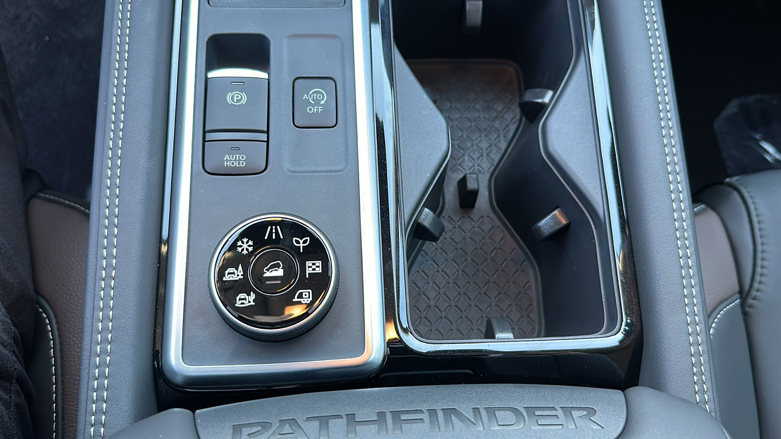 2024 Nissan Pathfinder Platinum 27