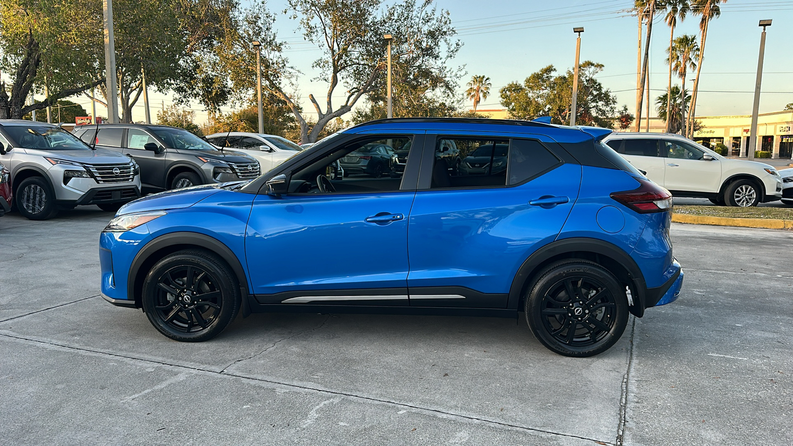 2023 Nissan Kicks SR 4