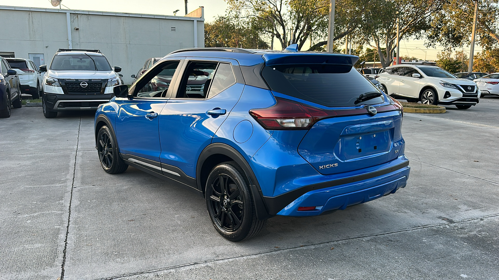 2023 Nissan Kicks SR 5