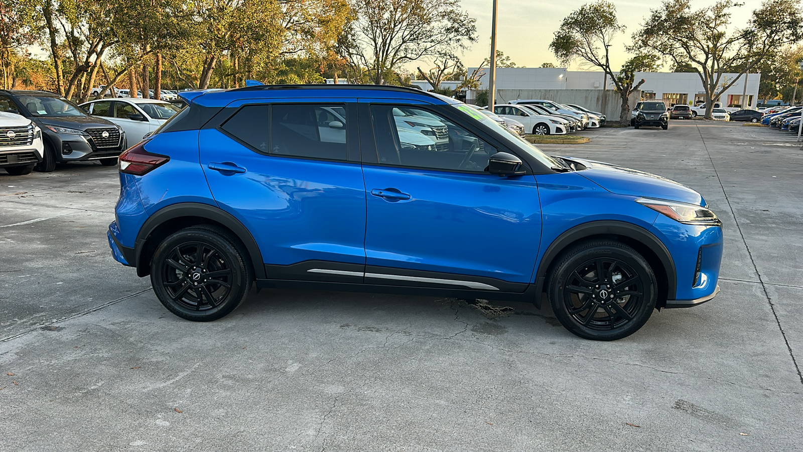 2023 Nissan Kicks SR 8