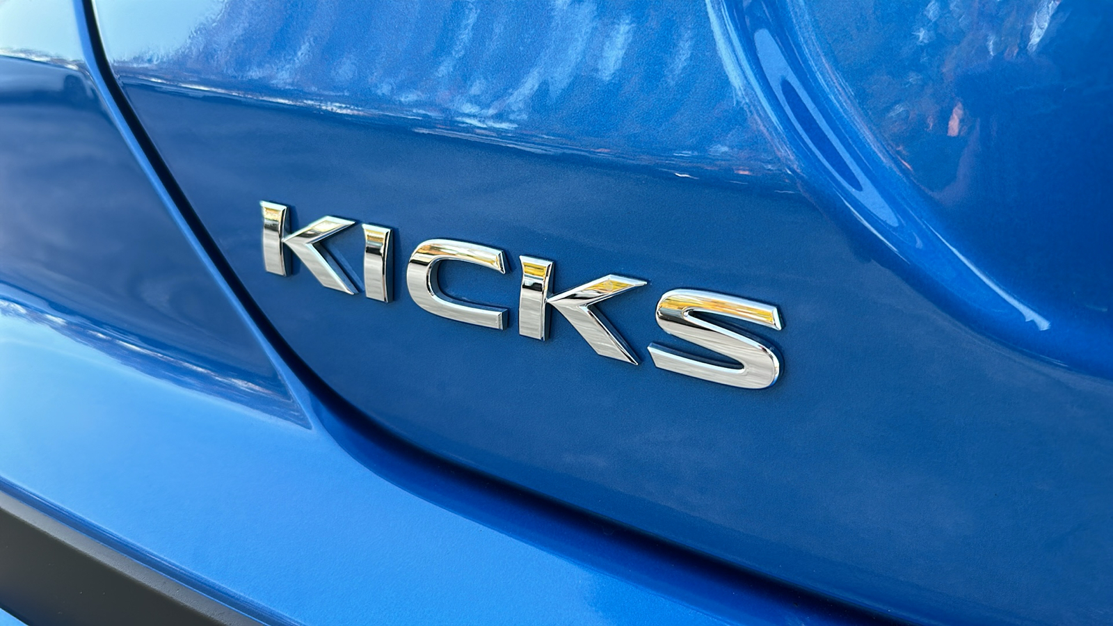 2023 Nissan Kicks SR 9