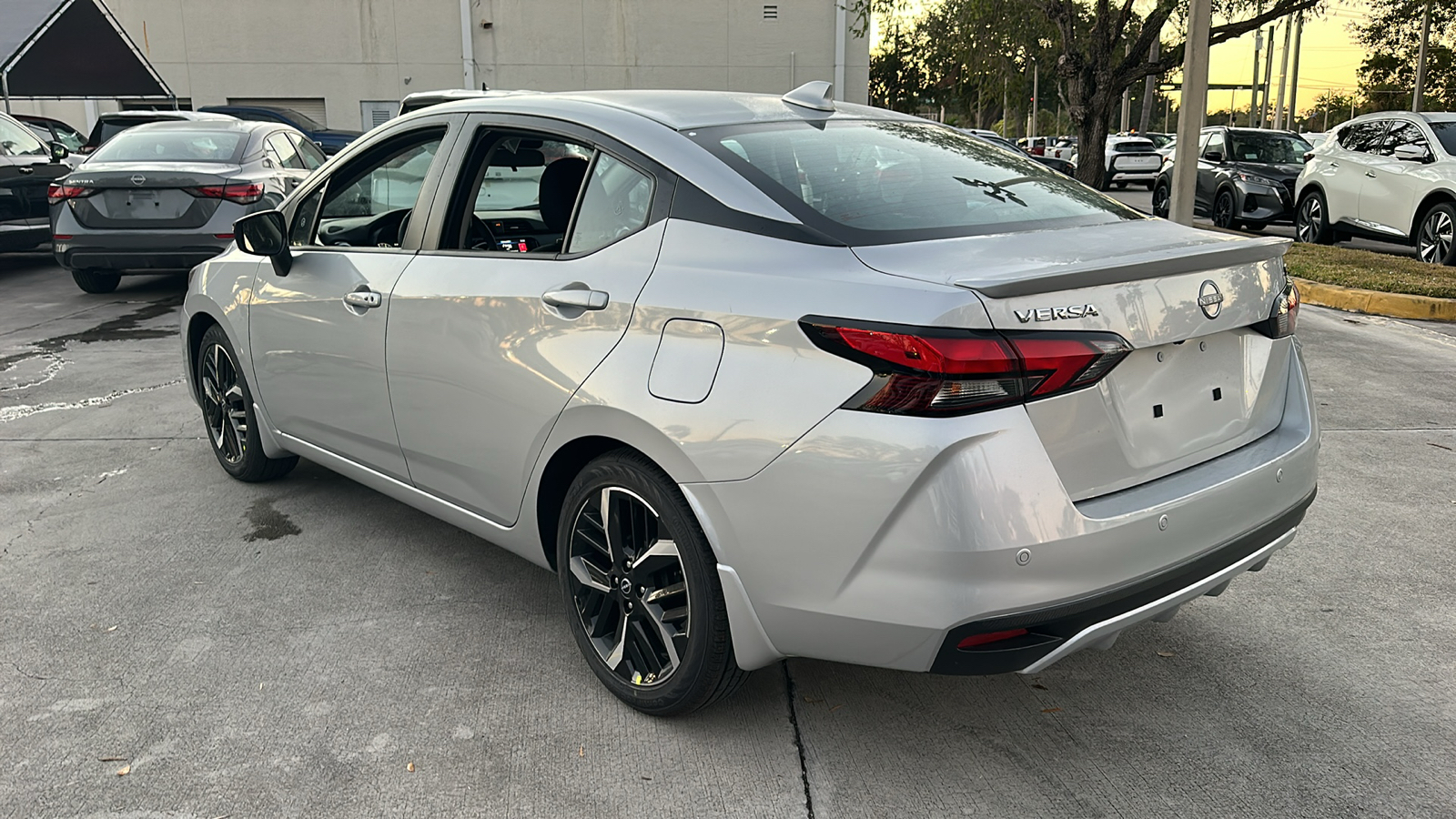 2025 Nissan Versa SR 5