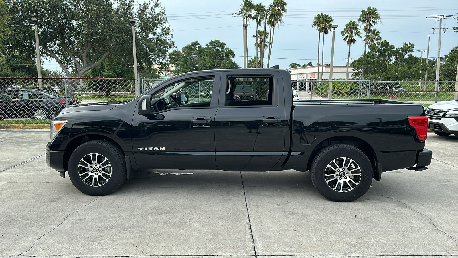 2024 Nissan Titan SV 4