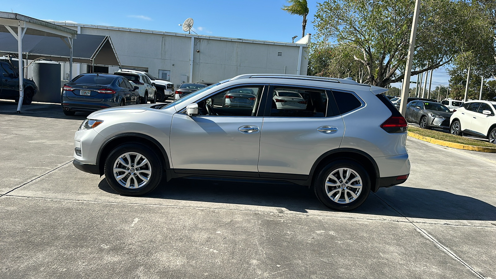 2017 Nissan Rogue SV 4