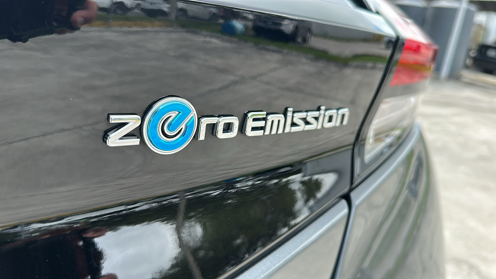 2022 Nissan LEAF SV 12