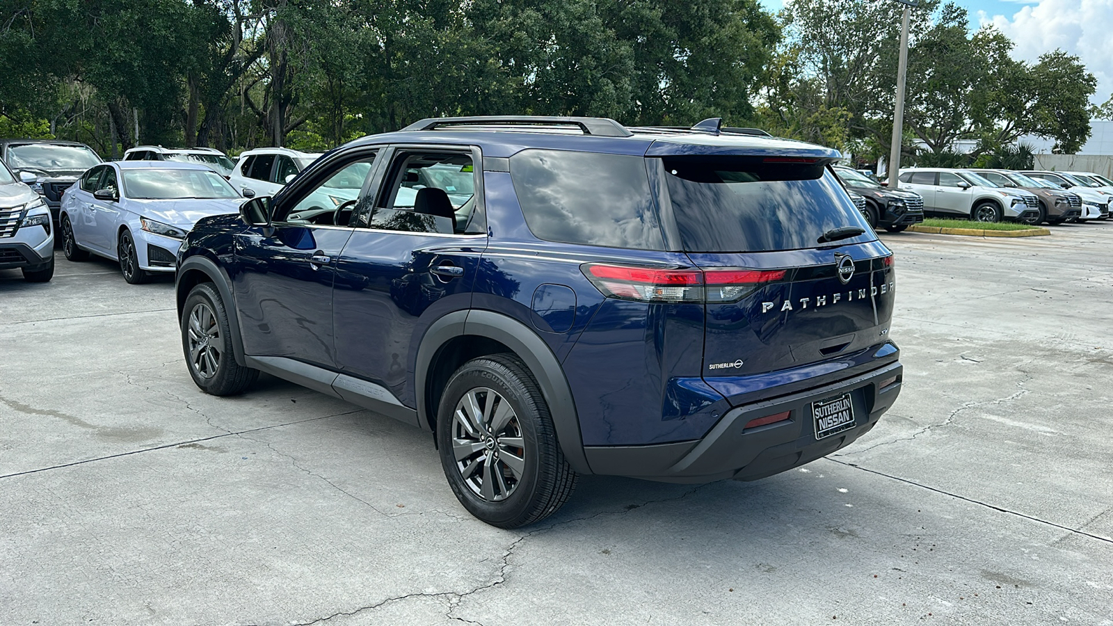 2022 Nissan Pathfinder SV 6