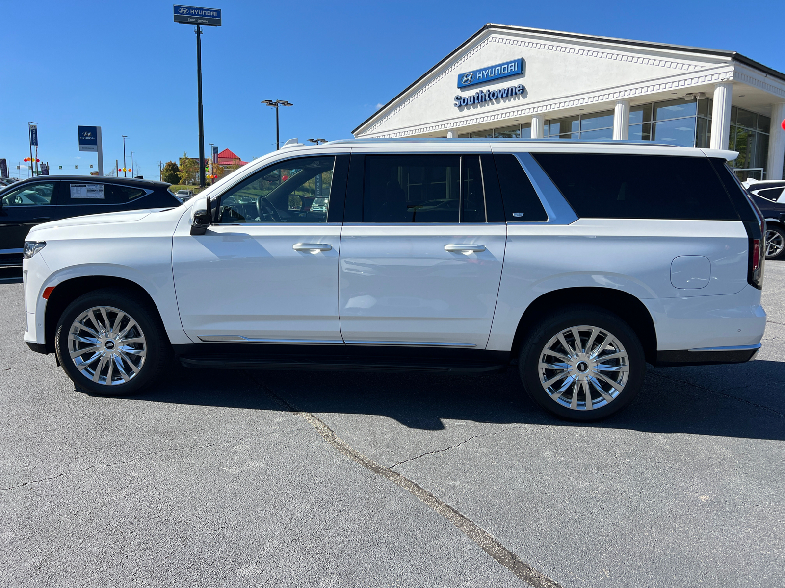 2022 Cadillac Escalade ESV Premium 8