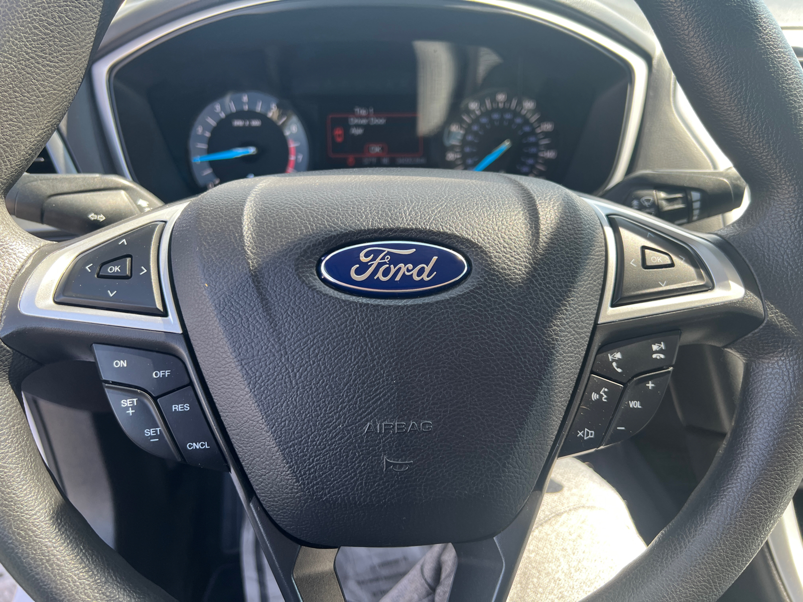 2016 Ford Fusion SE 23