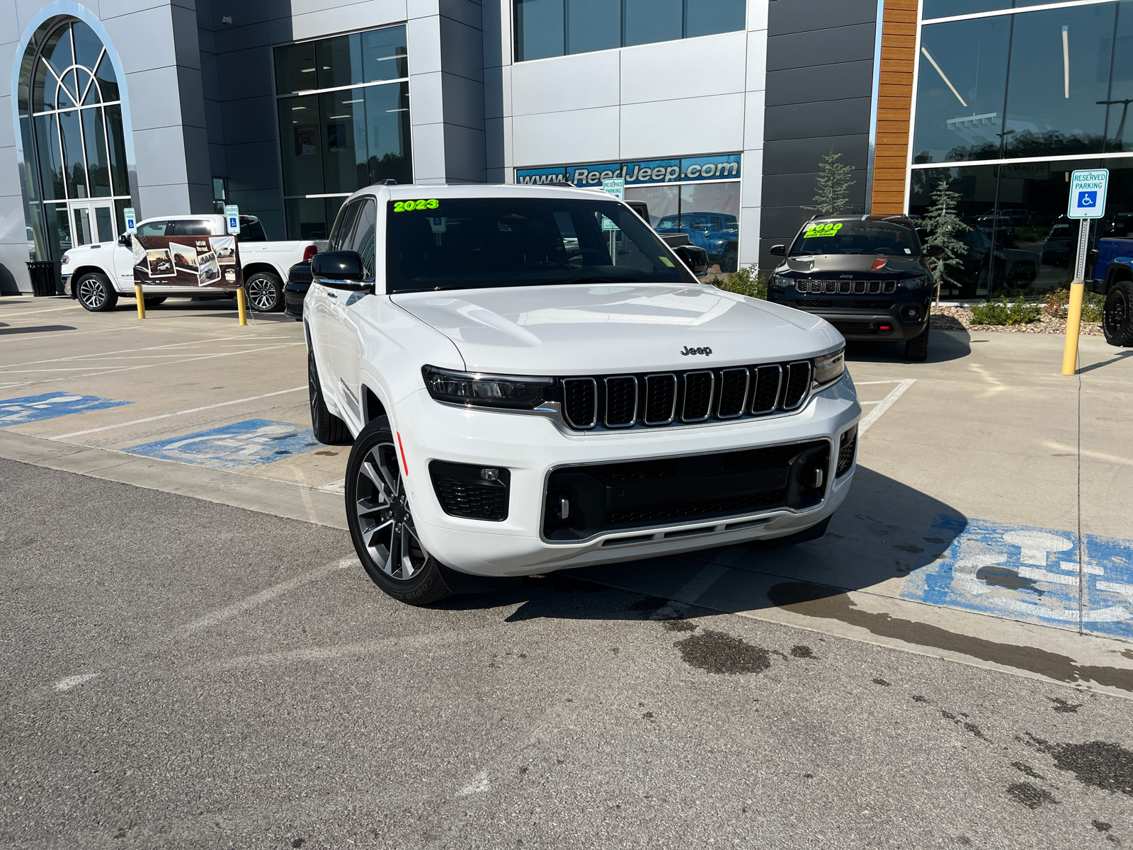 2023 Jeep Grand Cherokee Overland 2