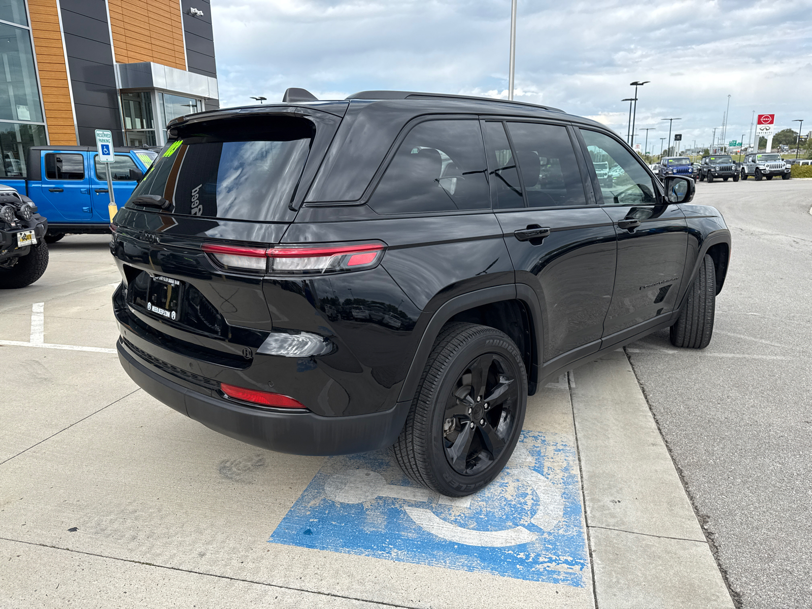 2023 Jeep Grand Cherokee Altitude 9