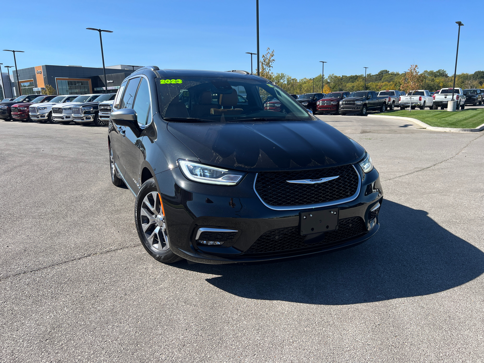 2023 Chrysler Pacifica Hybrid Pinnacle 2