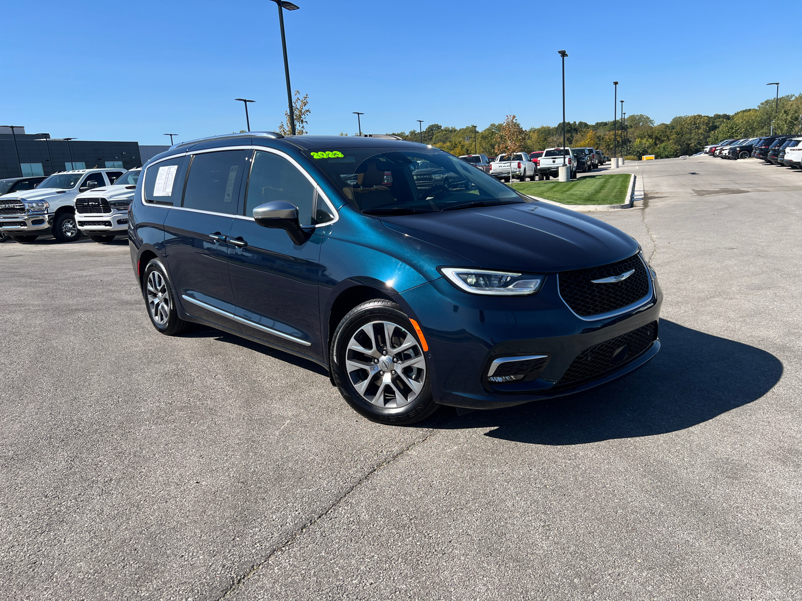 2023 Chrysler Pacifica Hybrid Pinnacle 1