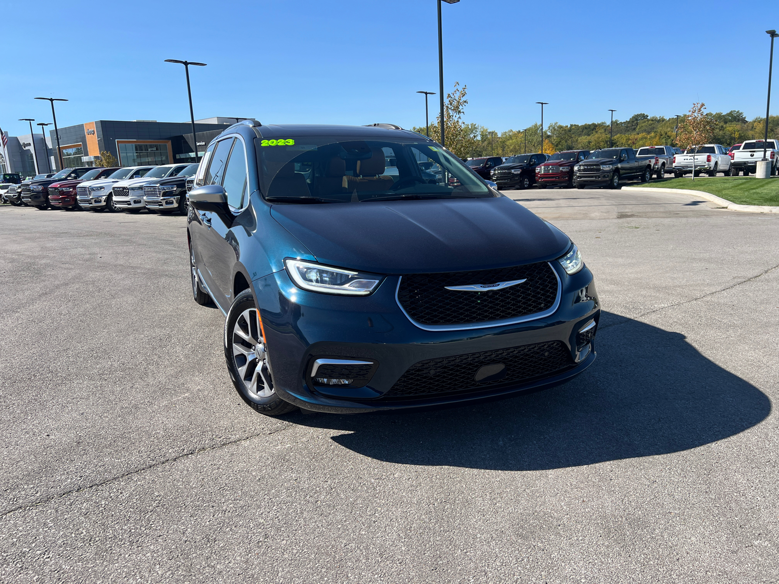 2023 Chrysler Pacifica Hybrid Pinnacle 2