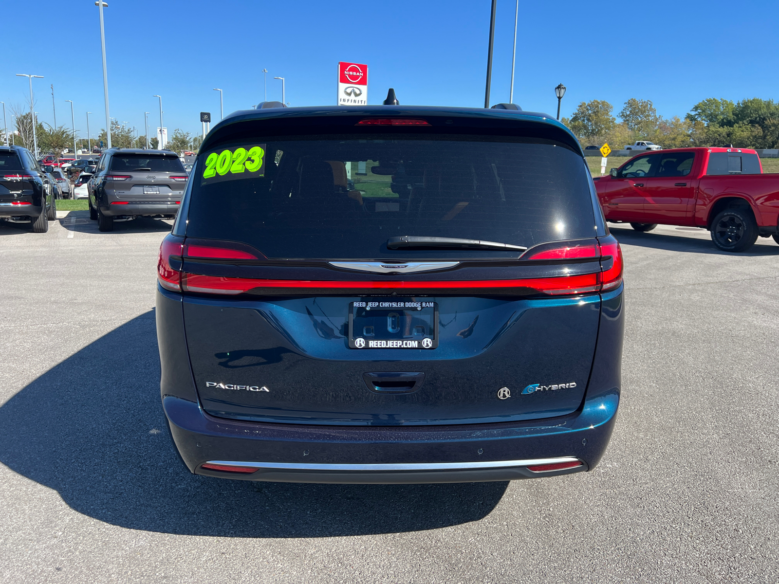 2023 Chrysler Pacifica Hybrid Pinnacle 8