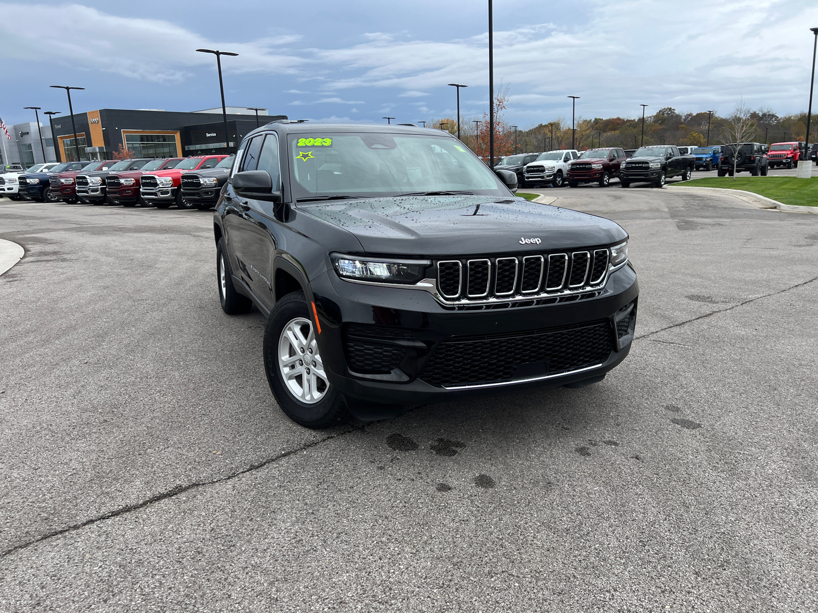 2023 Jeep Grand Cherokee Laredo 2