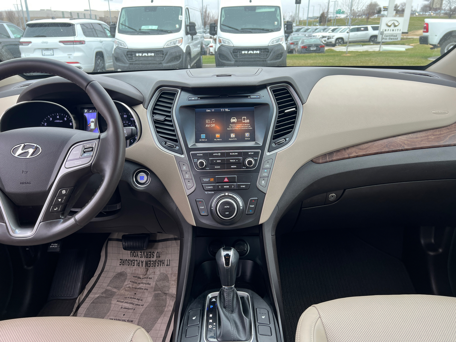 2017 Hyundai Santa Fe SE 16