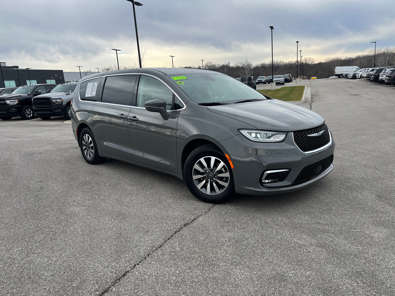 2022 Chrysler Pacifica Hybrid Touring L 1