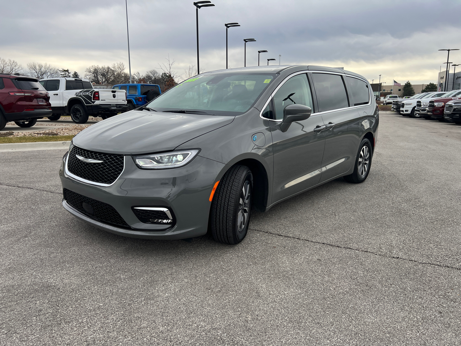 2022 Chrysler Pacifica Hybrid Touring L 4