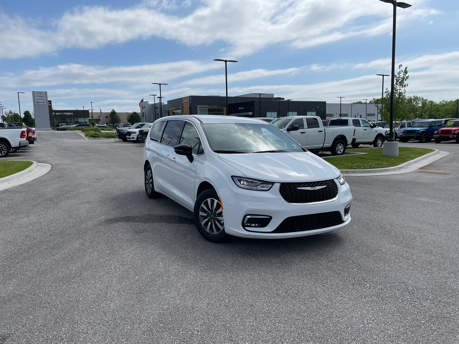 2024 Chrysler Pacifica Hybrid Select 1