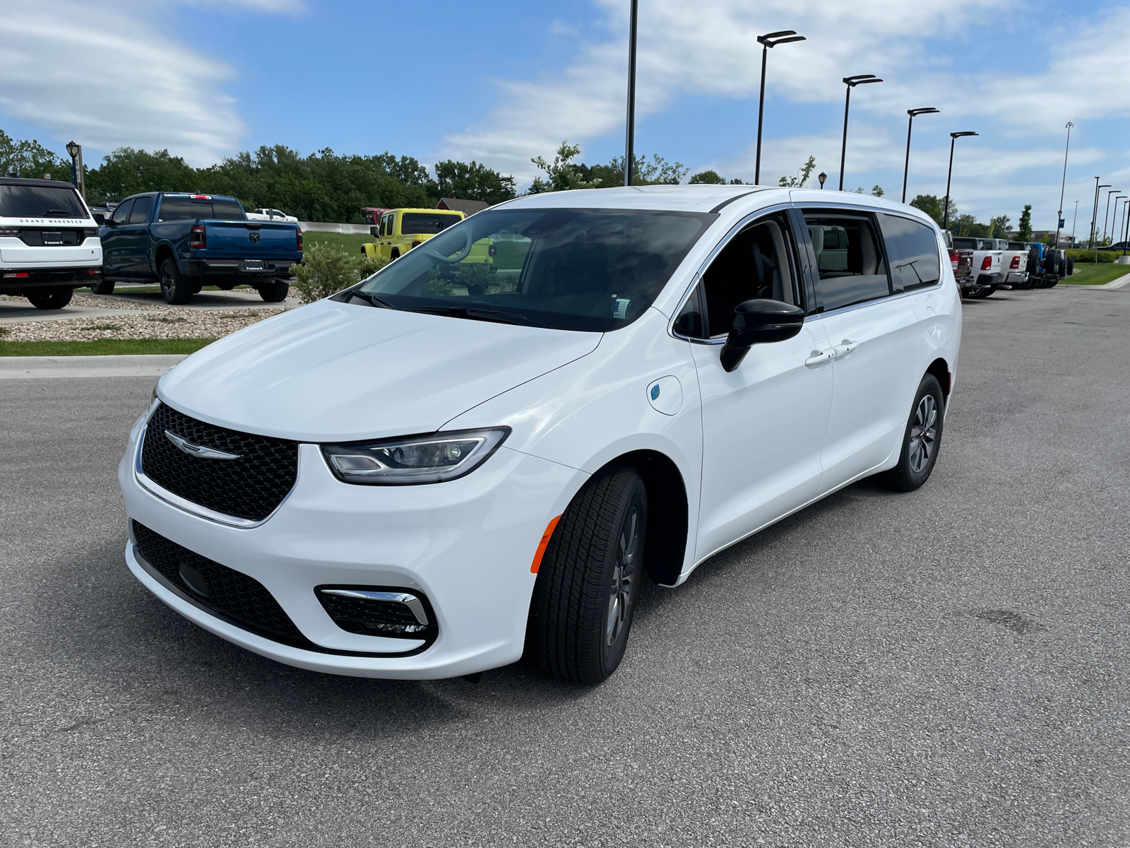 2024 Chrysler Pacifica Hybrid Select 4