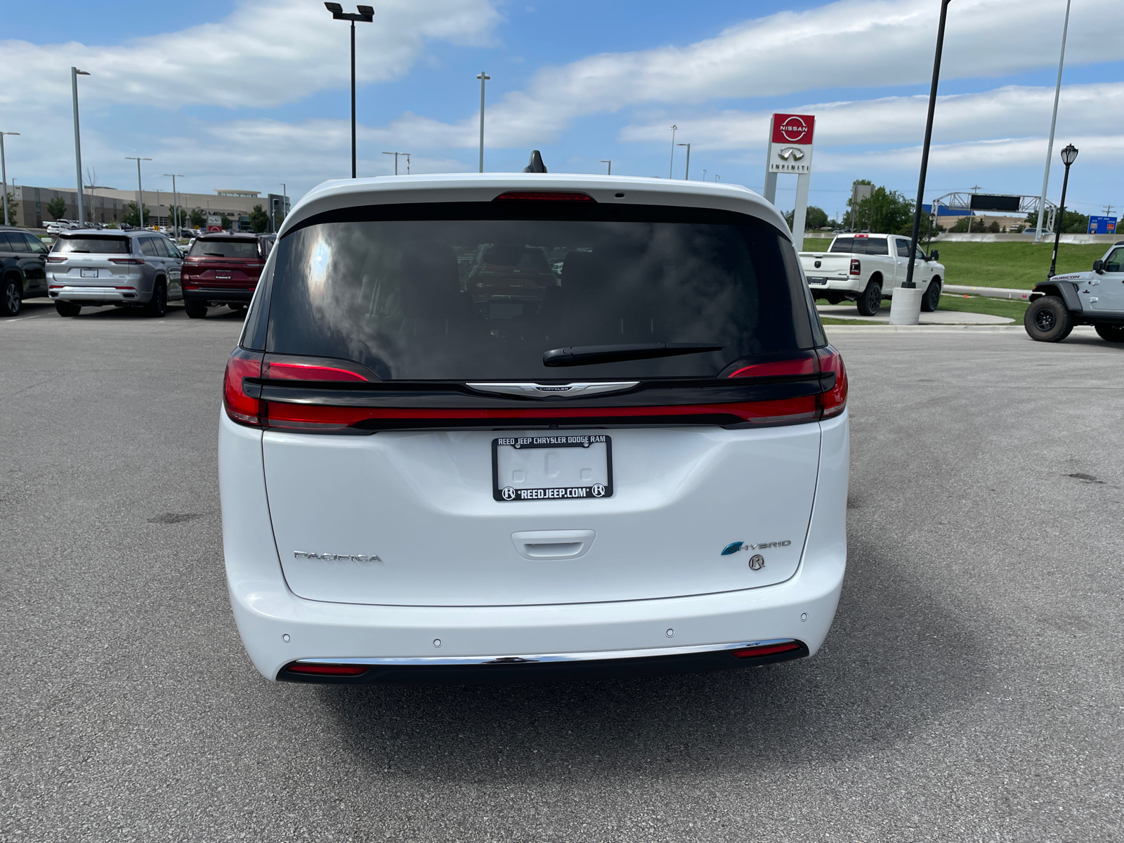 2024 Chrysler Pacifica Hybrid Select 8