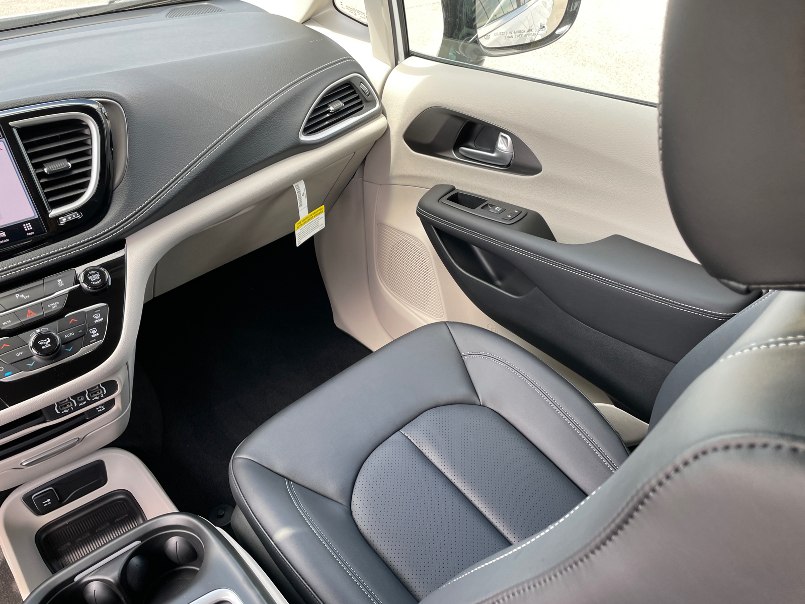 2024 Chrysler Pacifica Hybrid Select 17