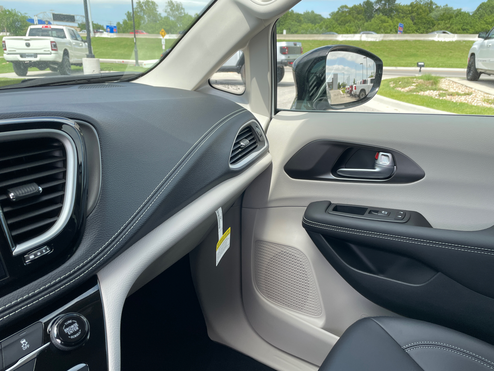 2024 Chrysler Pacifica Hybrid Select 34