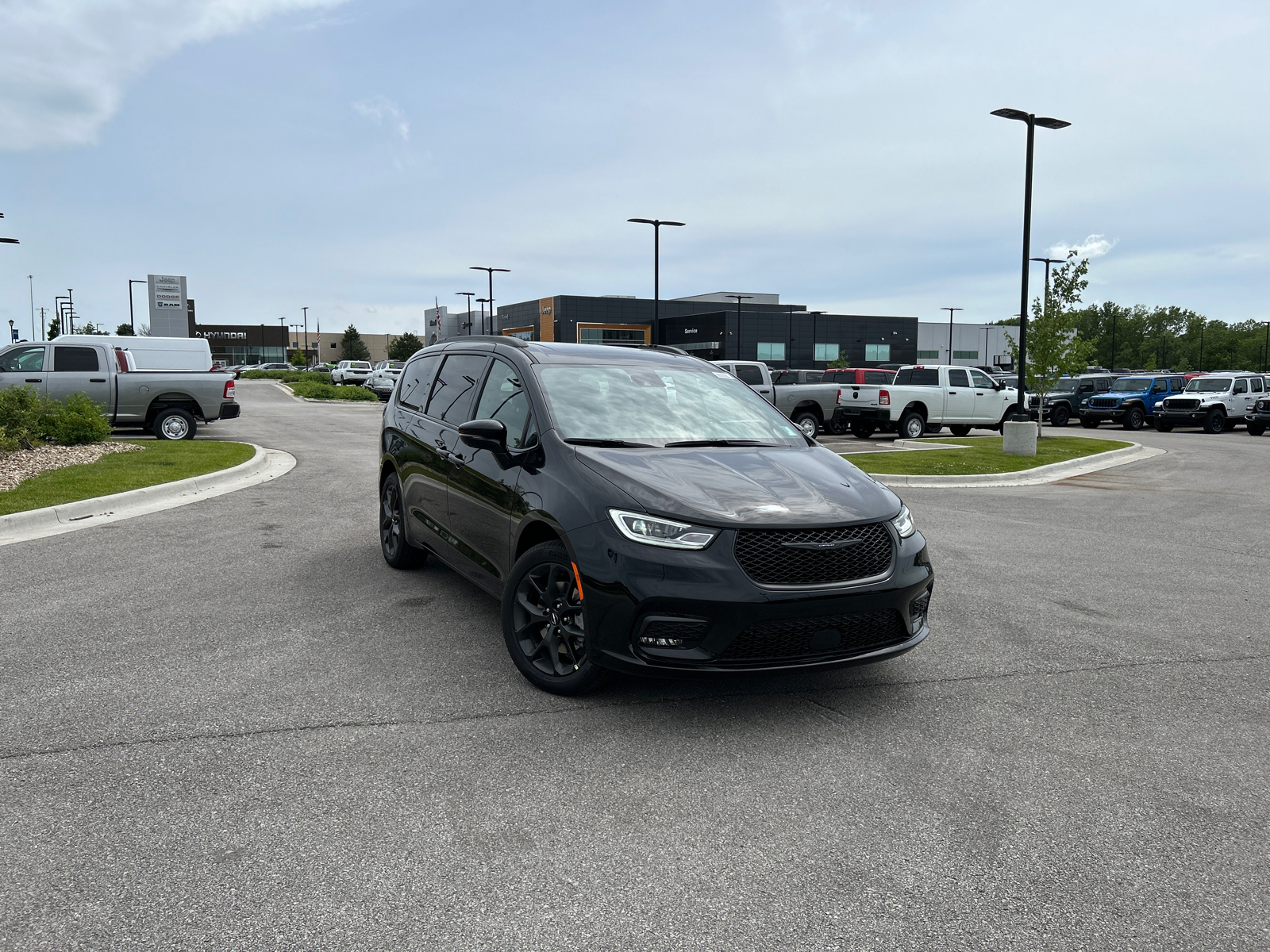 2024 Chrysler Pacifica Limited 1