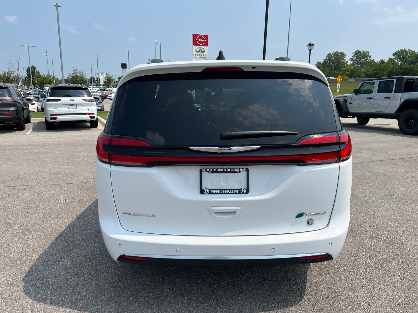 2024 Chrysler Pacifica Hybrid Pinnacle 8