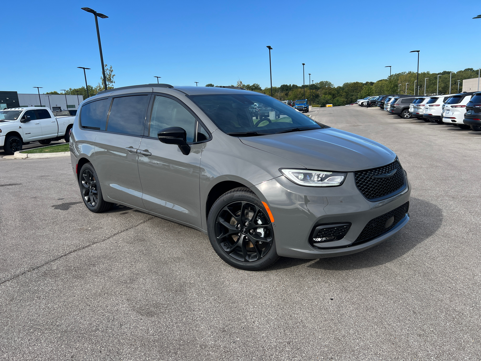 2024 Chrysler Pacifica Touring L 1