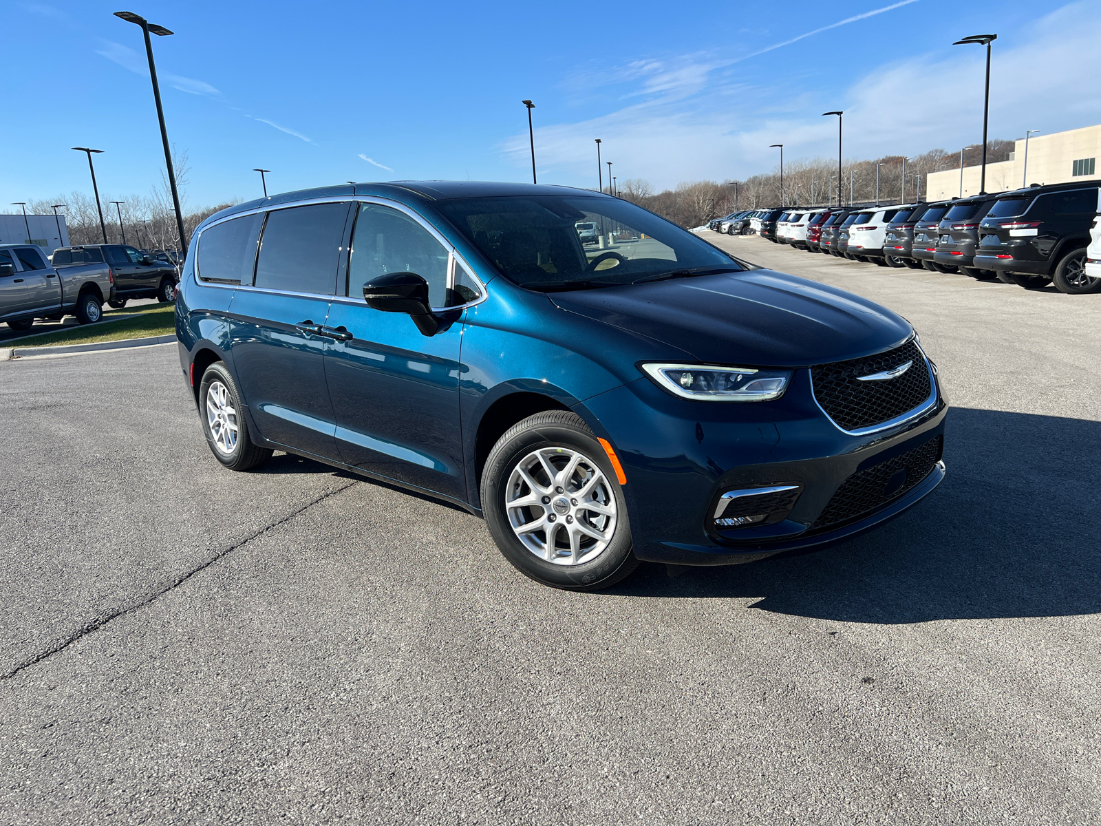 2025 Chrysler Pacifica Select 1