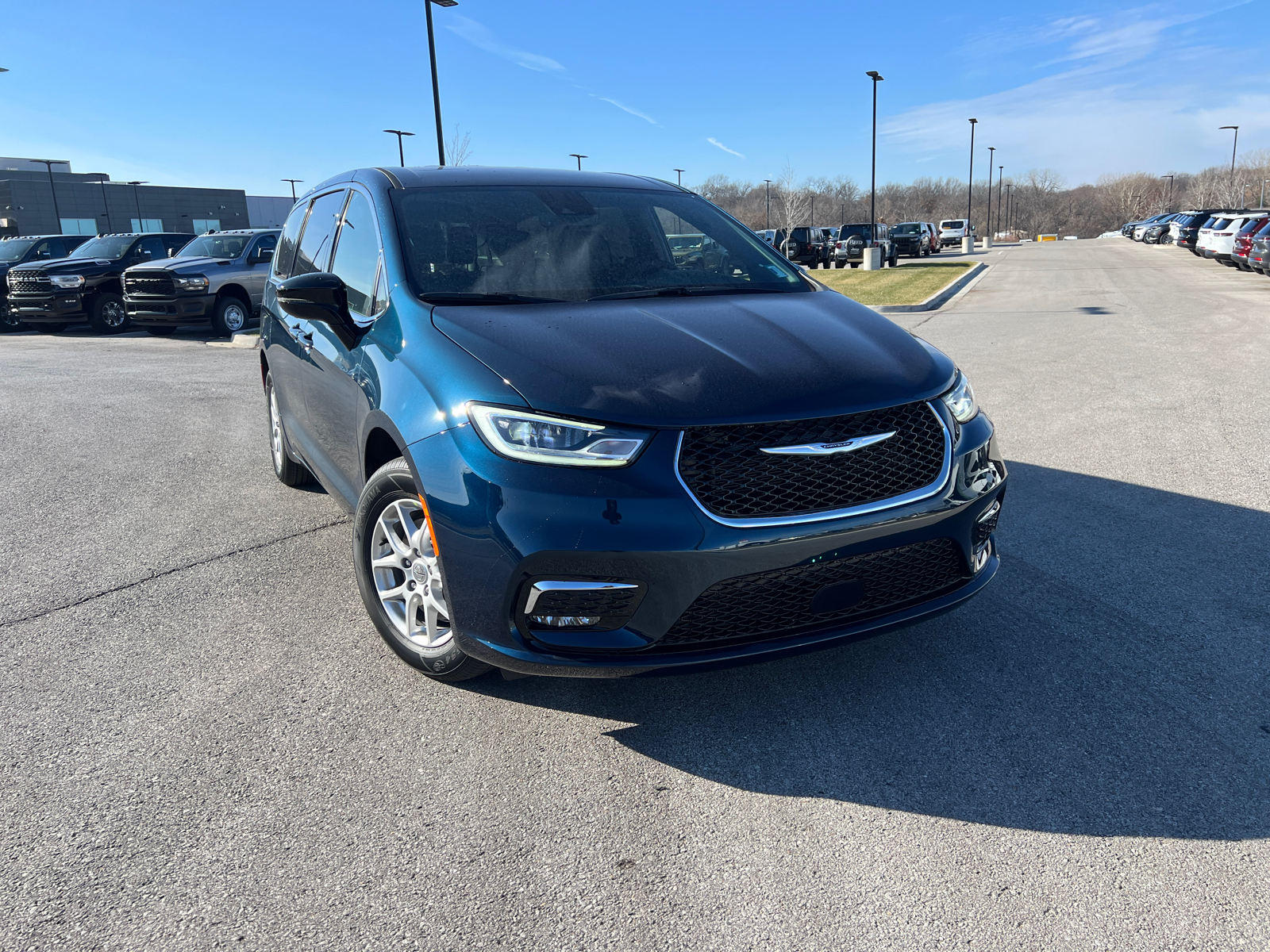 2025 Chrysler Pacifica Select 2