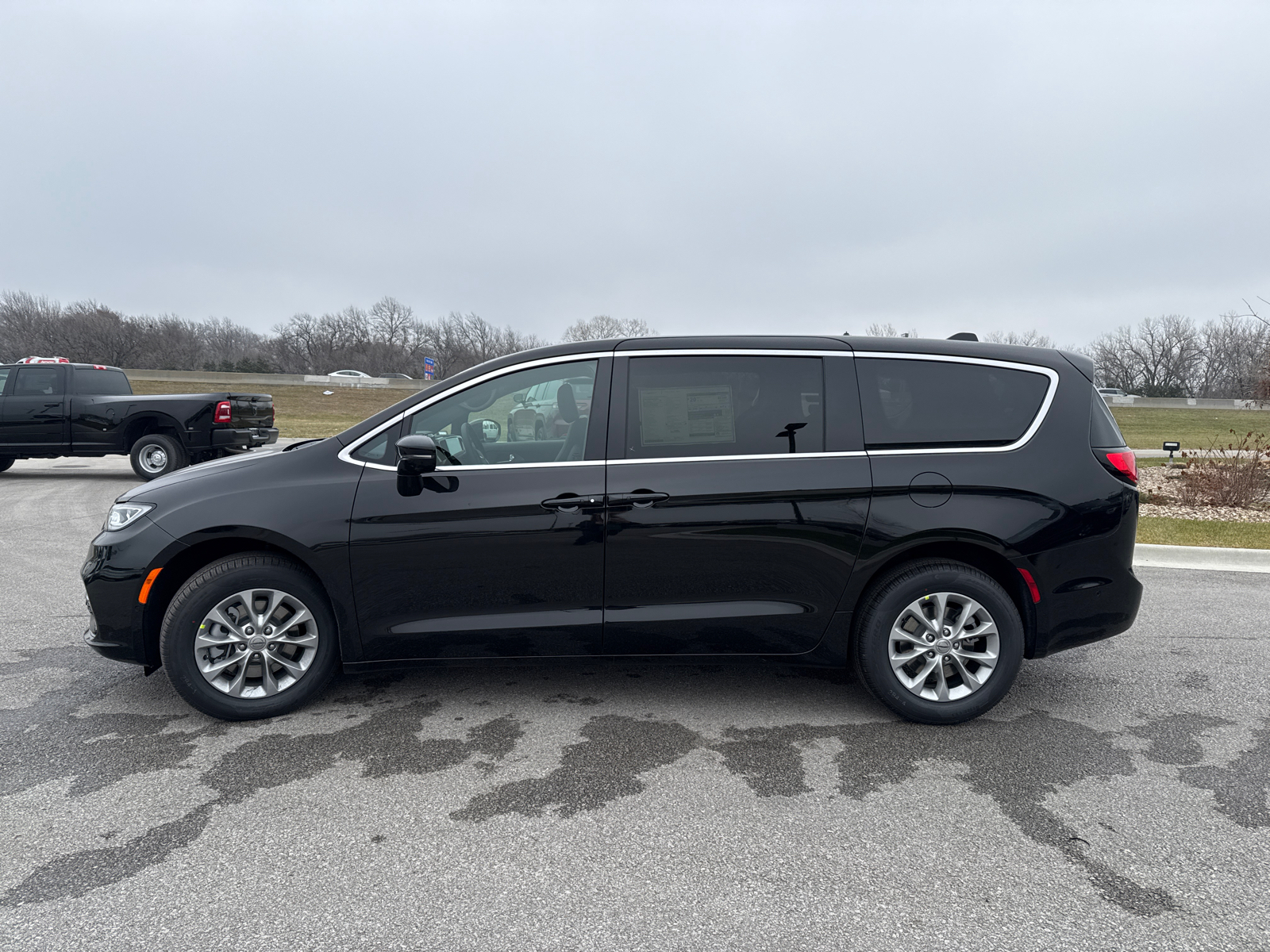 2025 Chrysler Pacifica Select 5