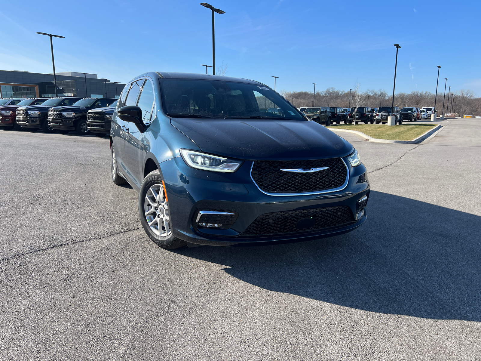 2025 Chrysler Pacifica Select 2