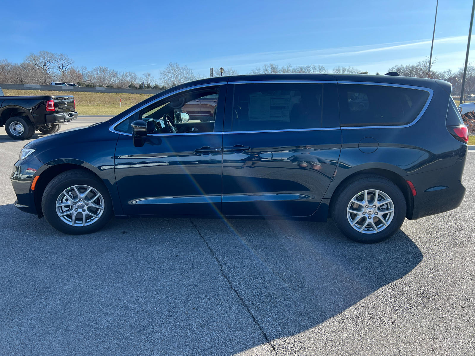 2025 Chrysler Pacifica Select 5