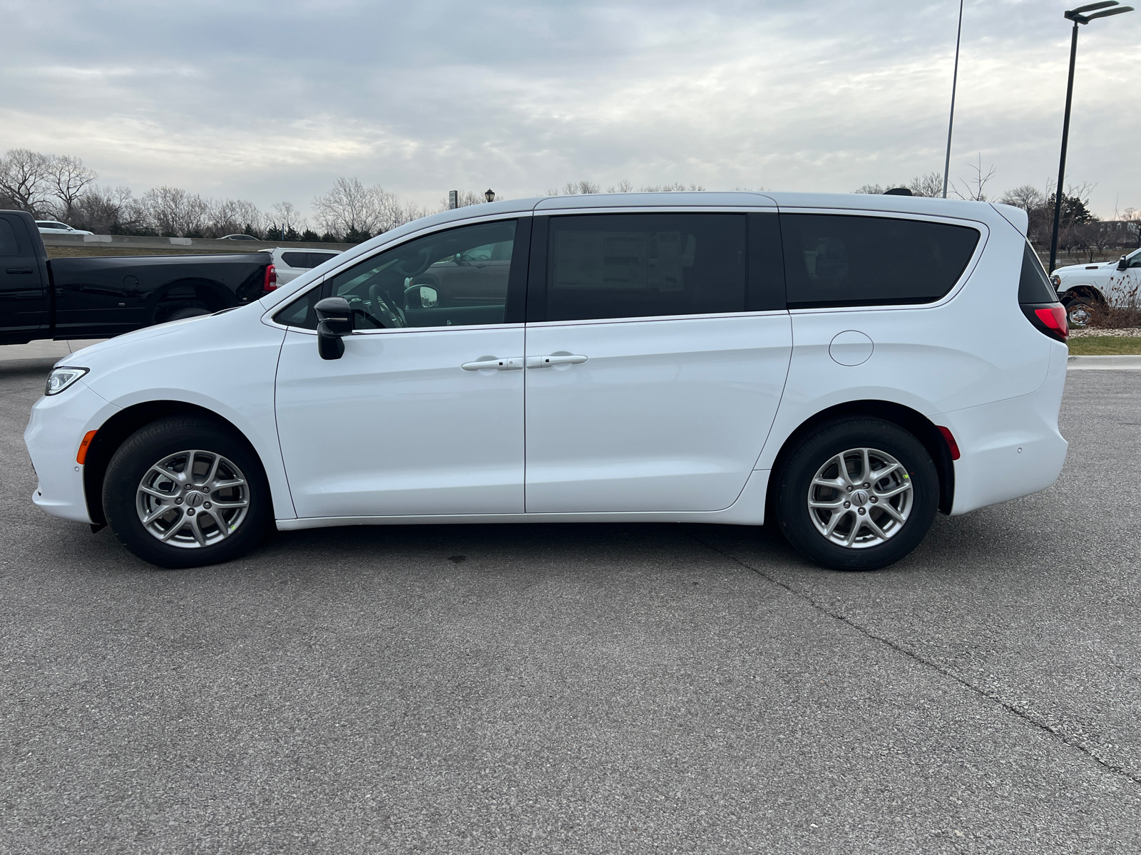 2025 Chrysler Pacifica Select 5