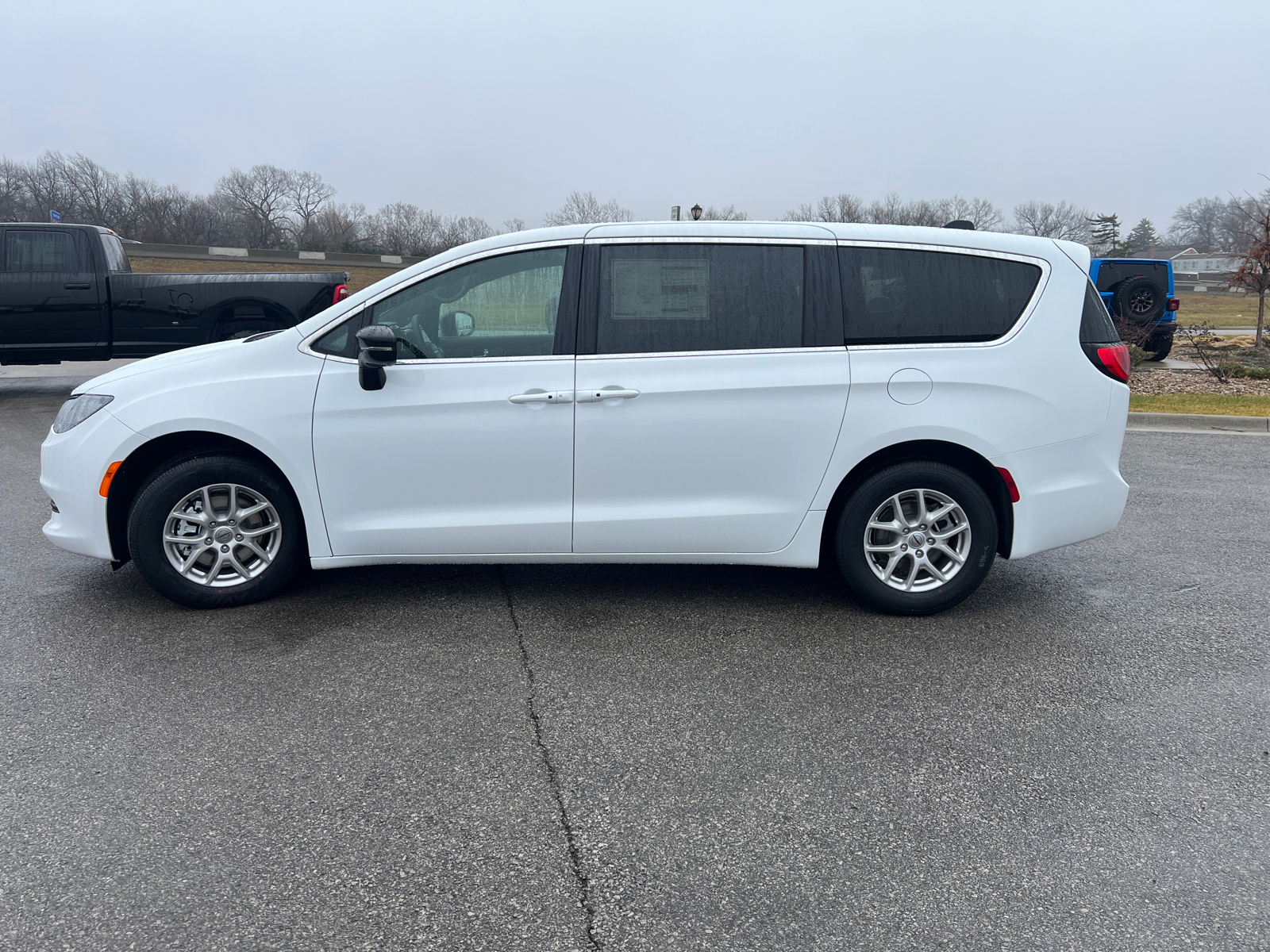 2025 Chrysler Voyager LX 5