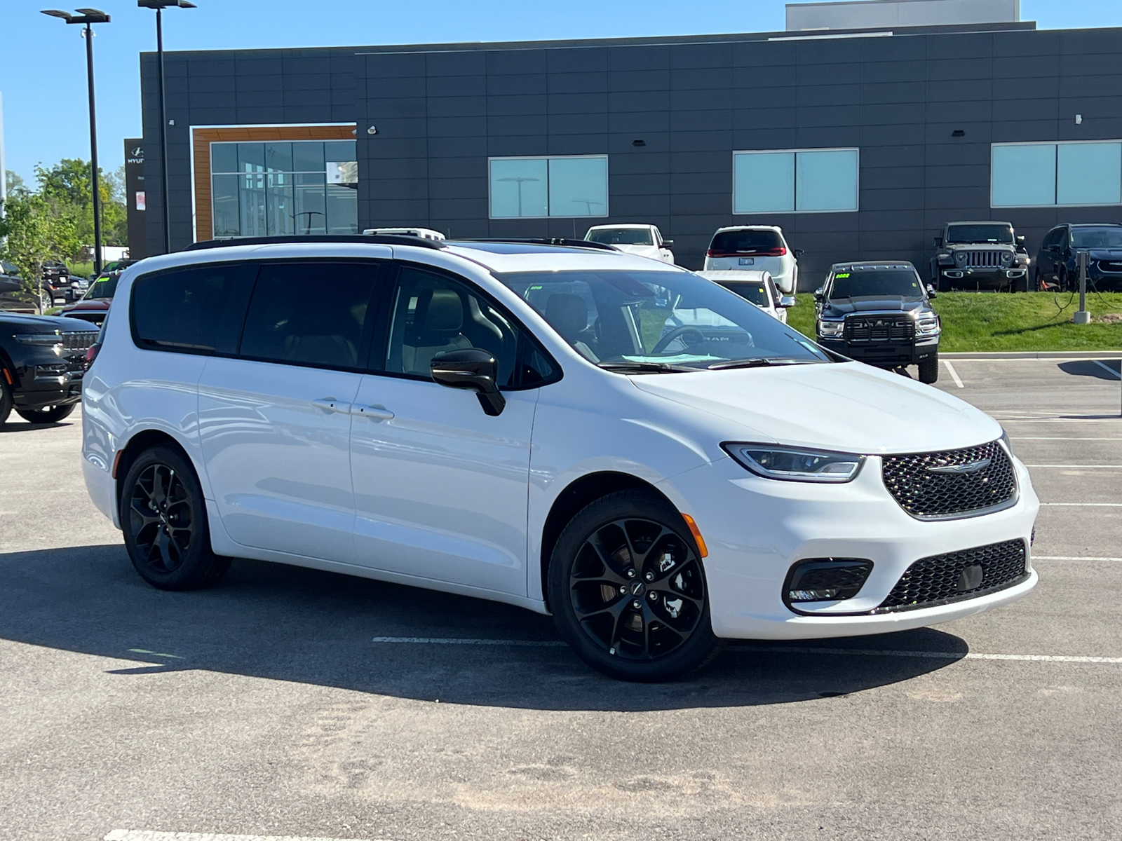 2024 Chrysler Pacifica Limited 1