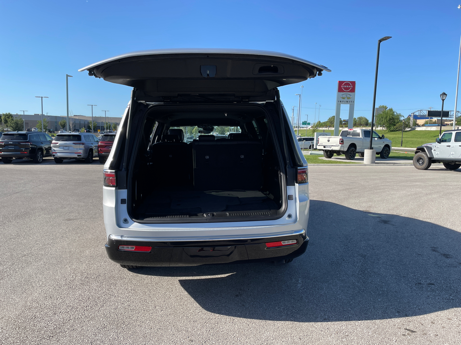 2024 Jeep Wagoneer L  10