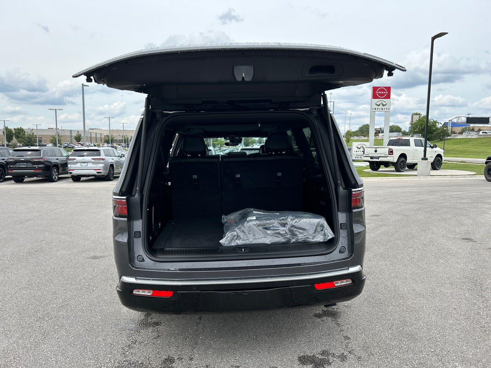 2024 Jeep Wagoneer L Series III 10