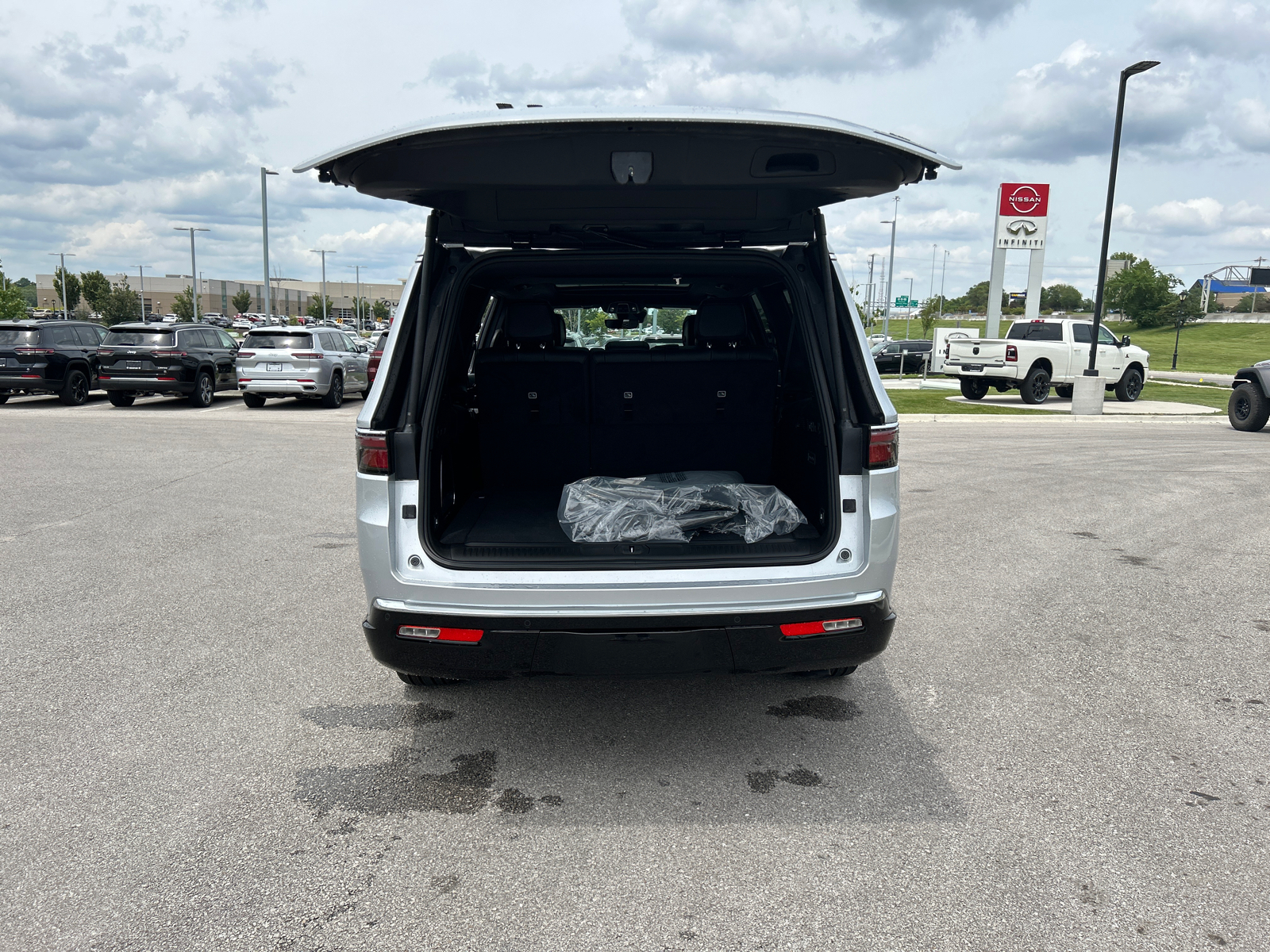 2024 Jeep Wagoneer L Series III 10