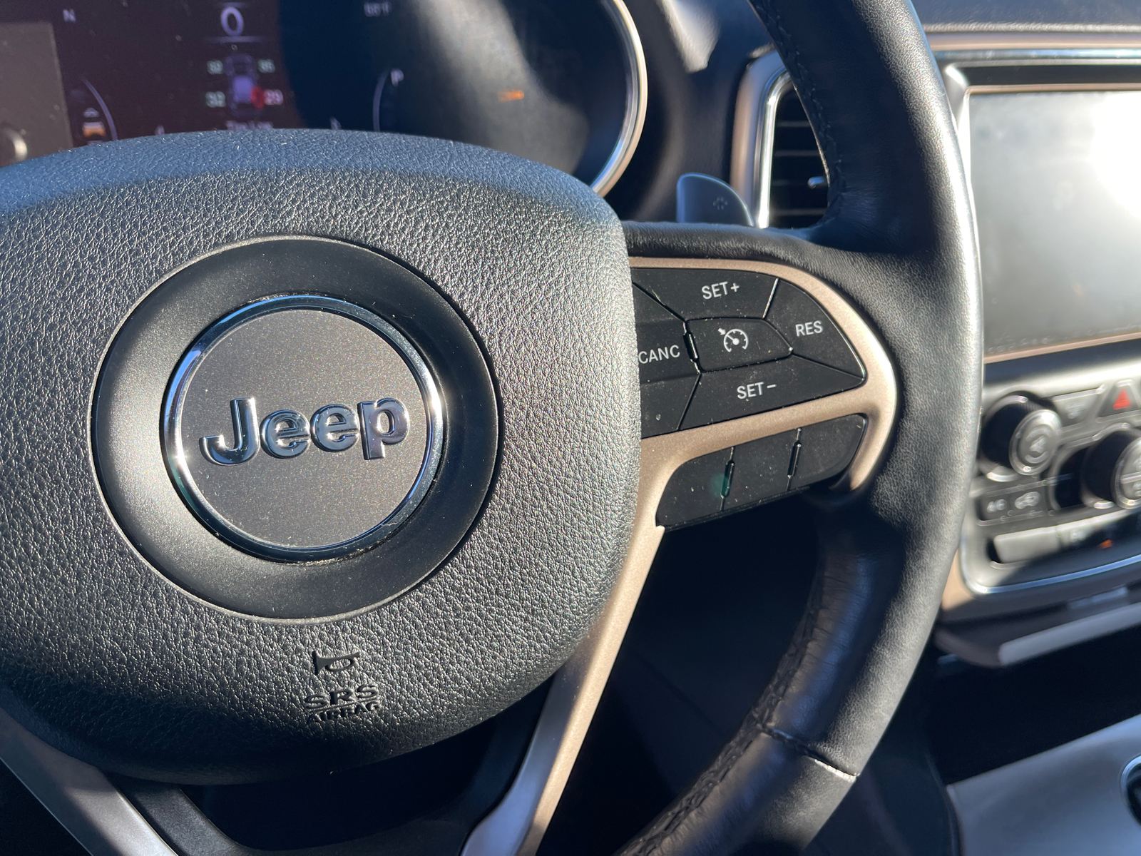 2015 Jeep Grand Cherokee Limited 23