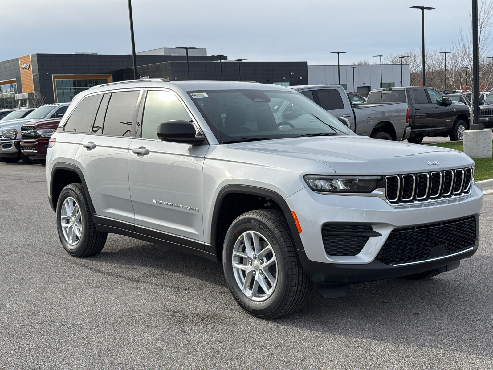 2025 Jeep Grand Cherokee LAREDO X 4X4 1