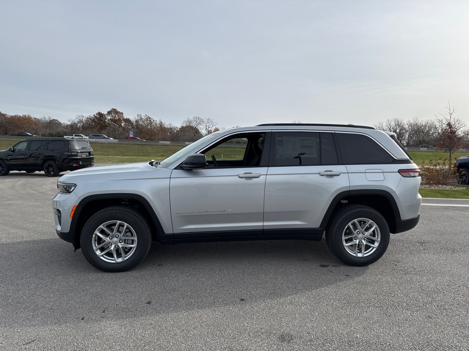 2025 Jeep Grand Cherokee LAREDO X 4X4 5